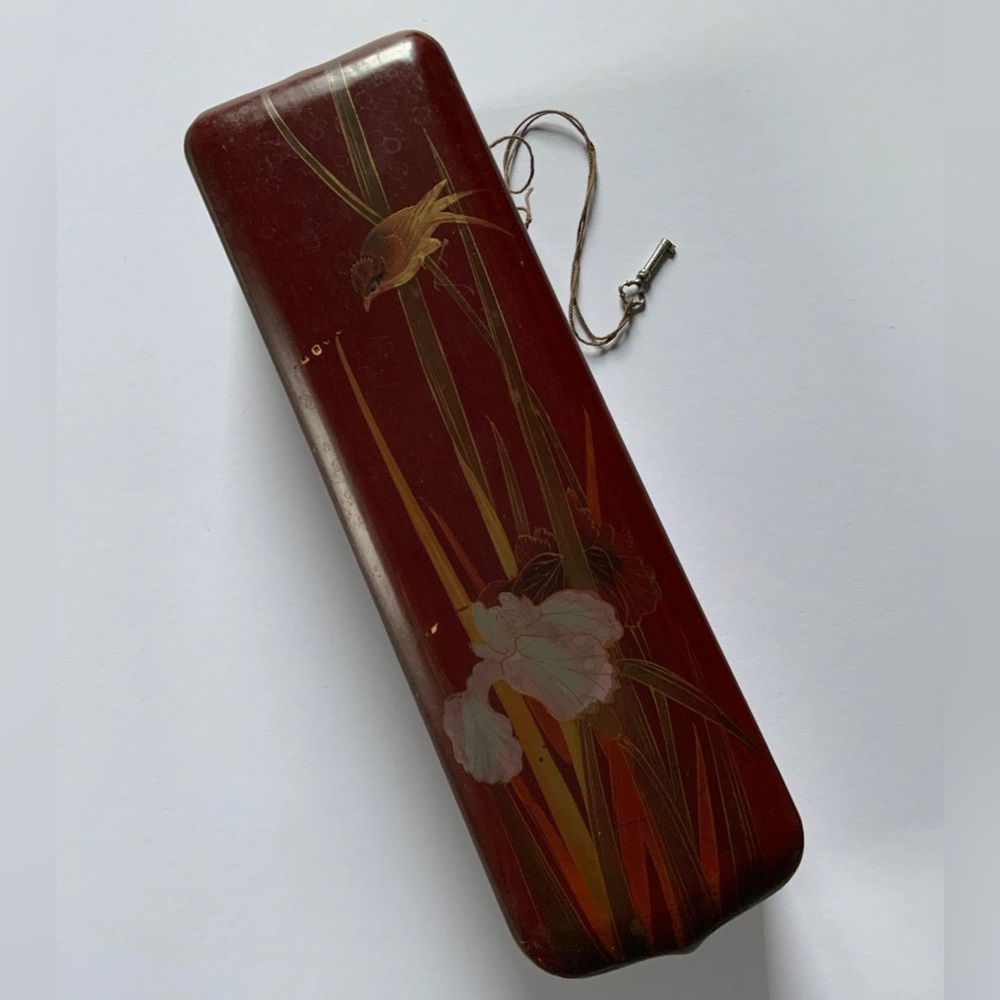 Beautiful Lacquer Box - Picture 2 of 3
